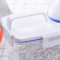 Plastic Storage Tank Food Bucket Storage Tank With Measuring Cup For Regular Food Dogs Cats Birds